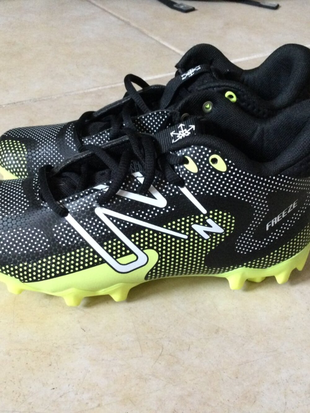 SOLD New Balance Kids FreezeLX v4 Lacrosse cleats Black and Hi-Lite colorway - Picture 5 of 7